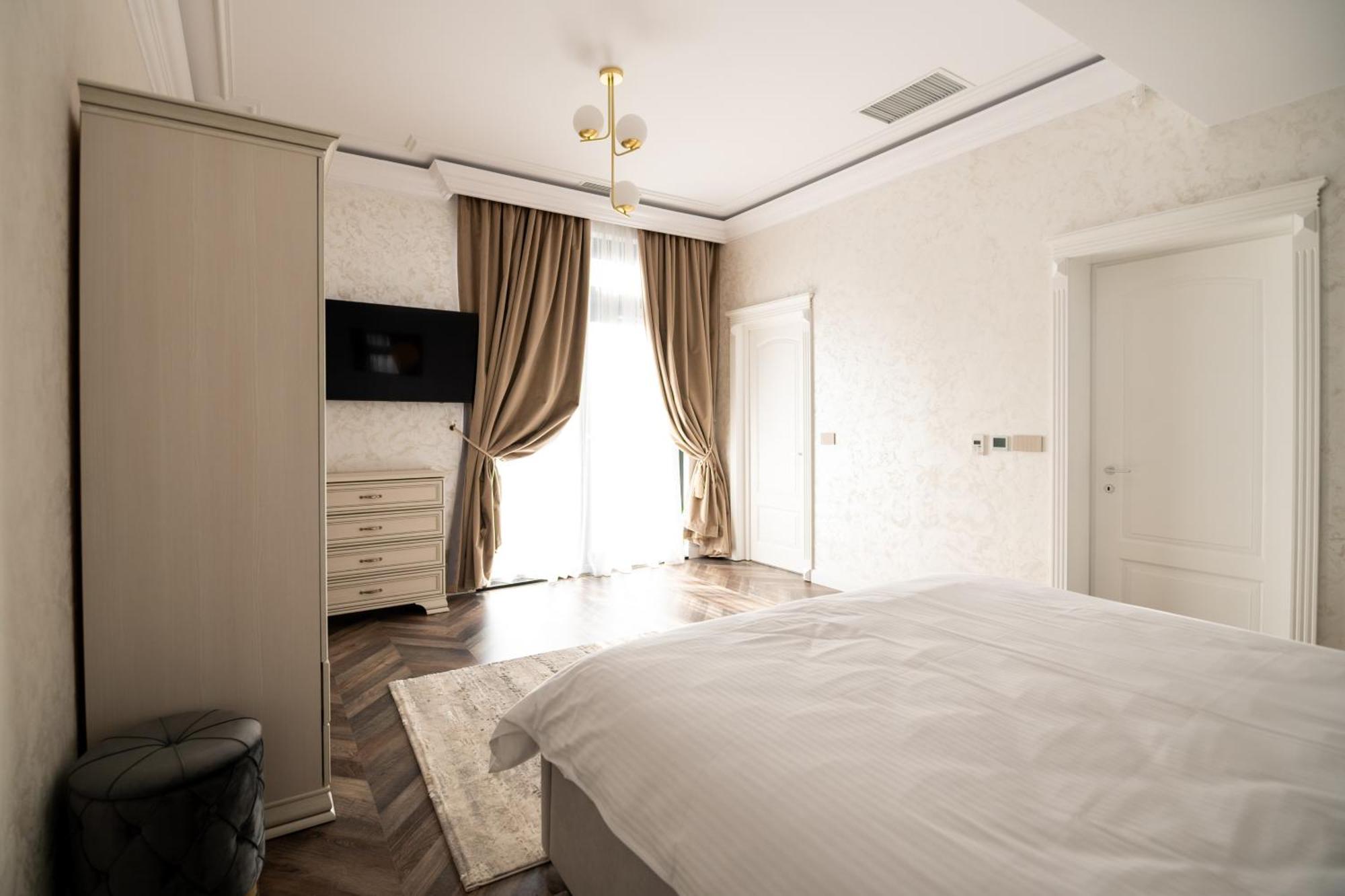 The Penthouse Hotel Vaslui Buitenkant foto